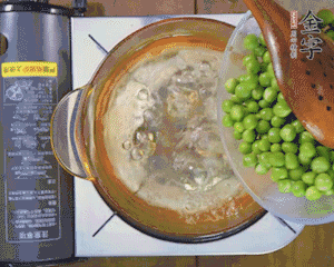豌豆粒焯水30秒，過涼水。