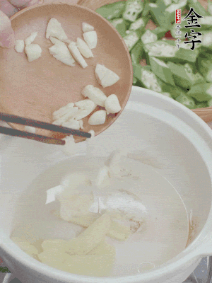 砂煲熱油，姜蒜、辣椒煸香。
