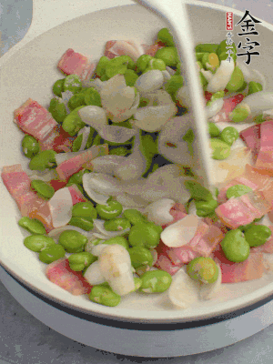 放蠶豆豆瓣、百合炒勻。