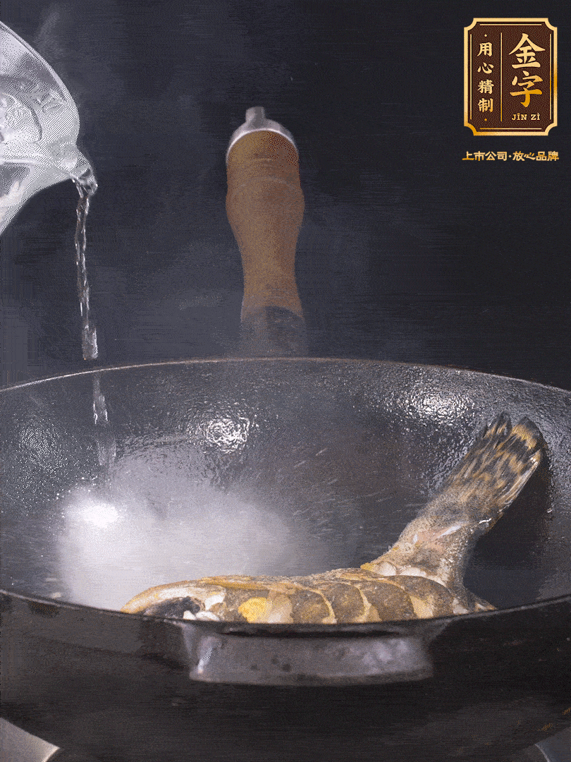 倒入適量食用油，待鍋燒熱后下桂魚(yú)煎大約2-3分鐘至兩面金黃（一定要煎透，這樣做出來(lái)的湯才會(huì)比較奶白色）